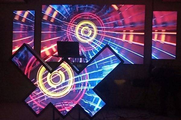 تلویزیون شهری و ویدئو وال متصل به ویدئو پروسسور